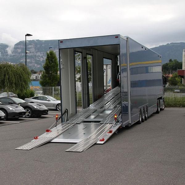 Enclosed auto transport carrier shipping cars from New York to California Enclosed auto transport carrier shipping cars from New York to California